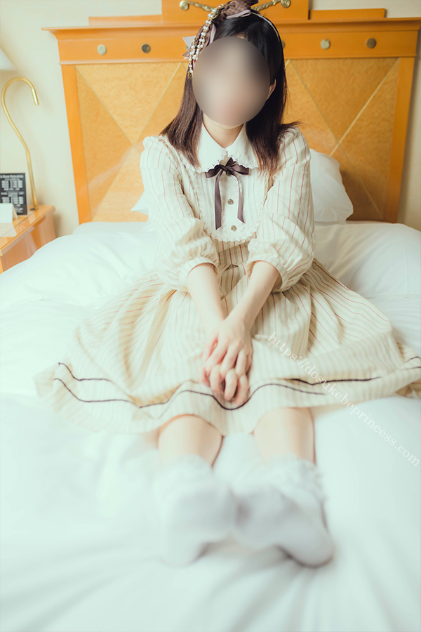 クラロリのロリータ服を着てポーズをとる女の子