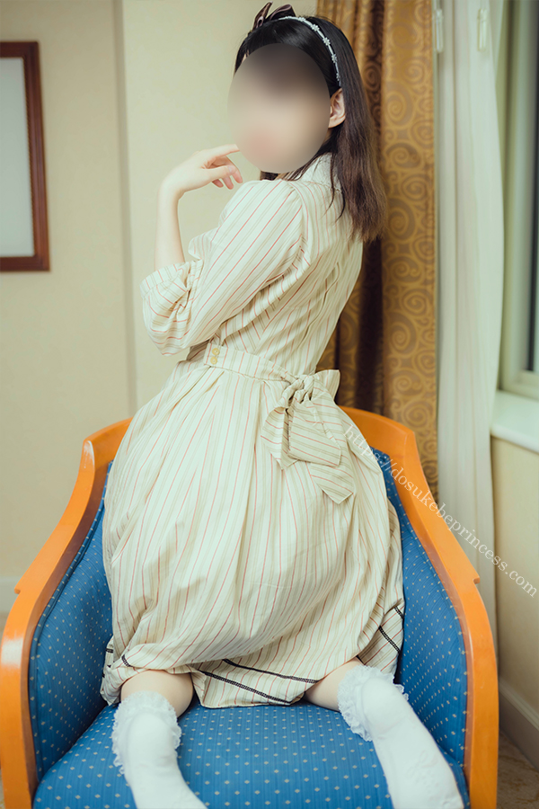 クラロリのロリータ服を着てポーズをとる女の子