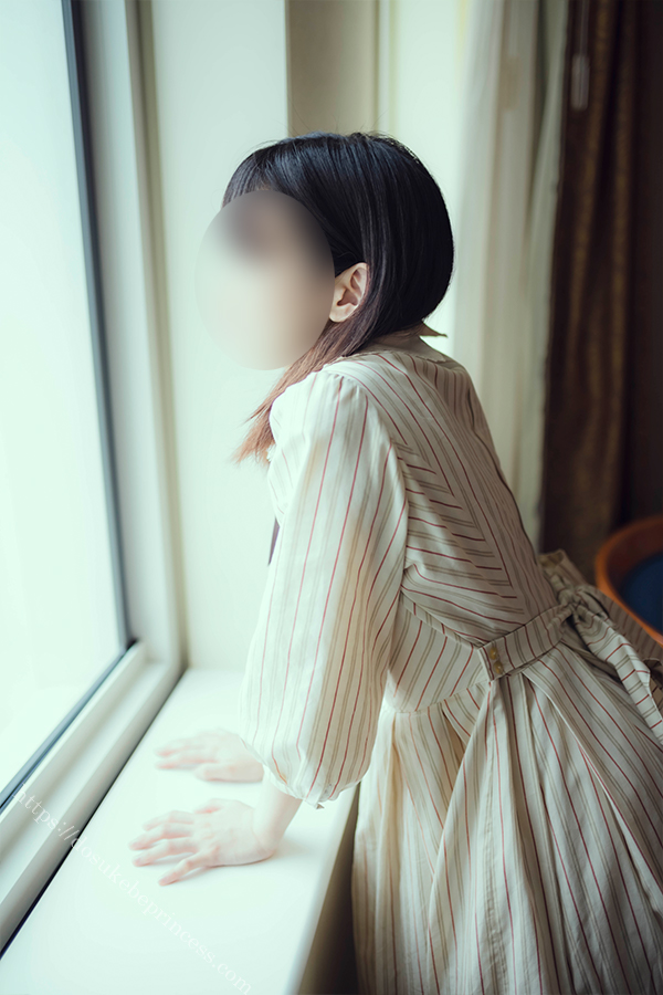 クラロリのロリータ服を着てポーズをとる女の子