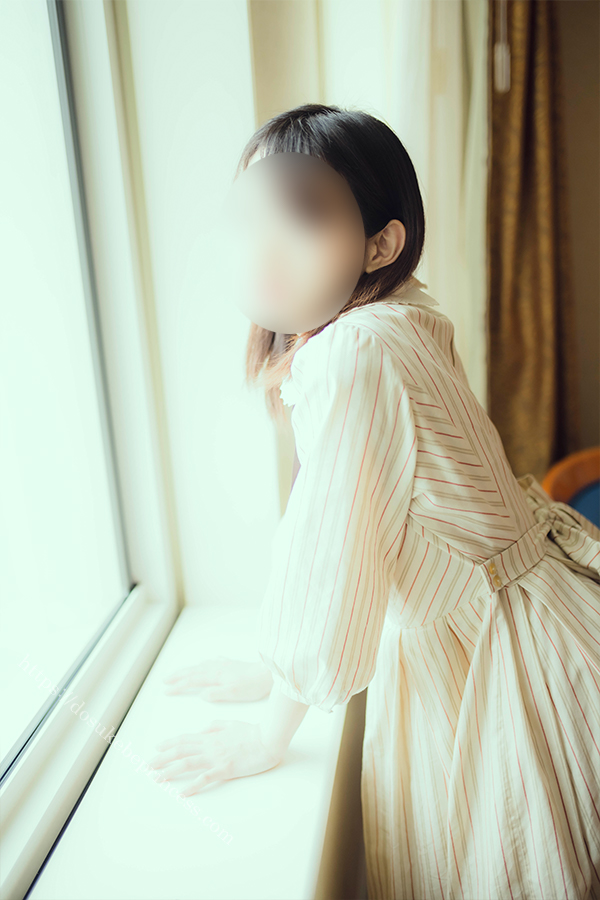 クラロリのロリータ服を着てポーズをとる女の子