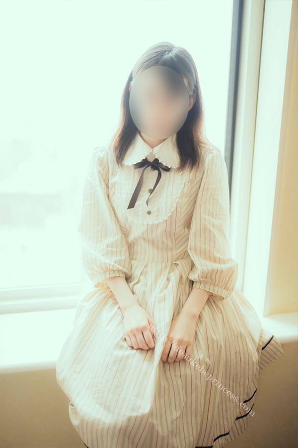 クラロリのロリータ服を着てポーズをとる女の子