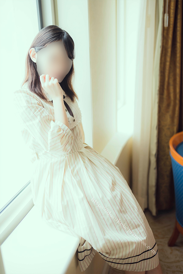 クラロリのロリータ服を着てポーズをとる女の子