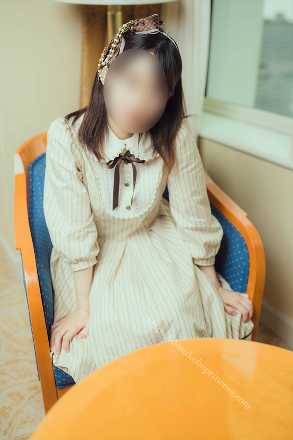 クラロリのロリータ服を着てポーズをとる女の子