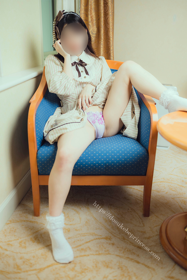 クラロリのロリータ服を着てパンティを見せる女の子