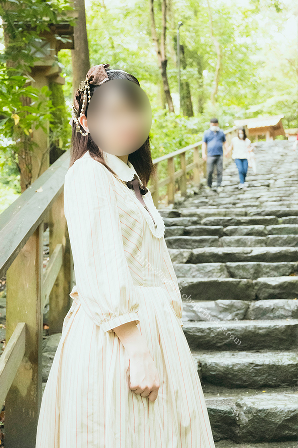 伊勢神宮外宮にお参りするロリータ服の少女