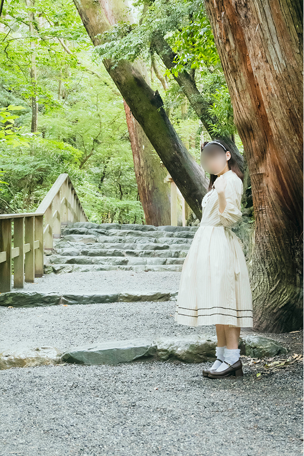 伊勢神宮外宮にお参りするロリータ服の少女