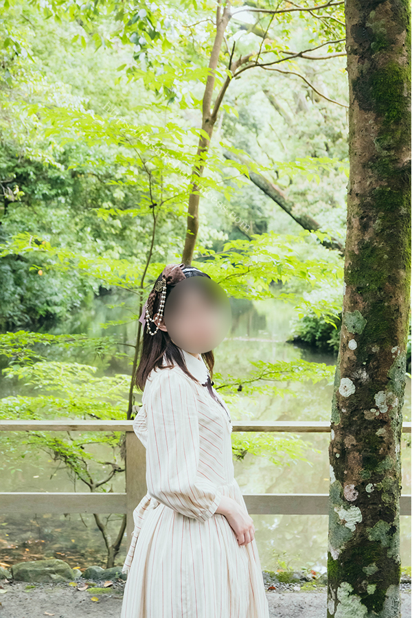 伊勢神宮外宮にお参りするロリータ服の少女