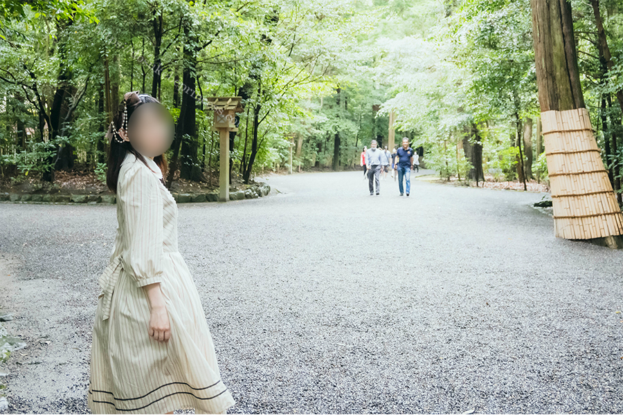 伊勢神宮外宮にお参りするロリータ服の少女