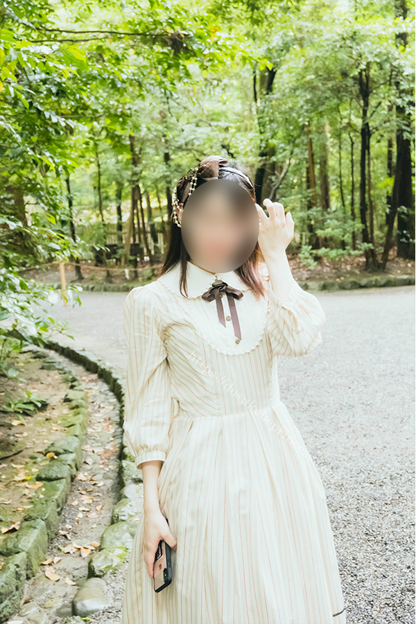 伊勢神宮外宮にお参りするロリータ服の少女