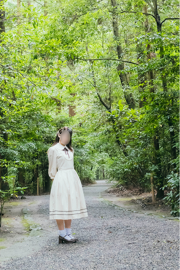 伊勢神宮外宮にお参りするロリータ服の少女