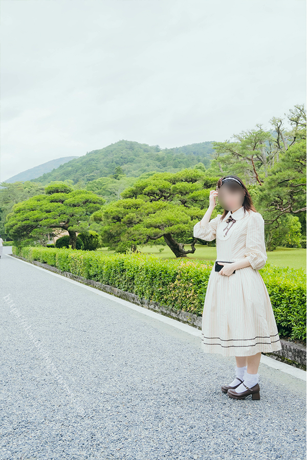 ロリータ服を着て伊勢神宮内宮を歩く女の子