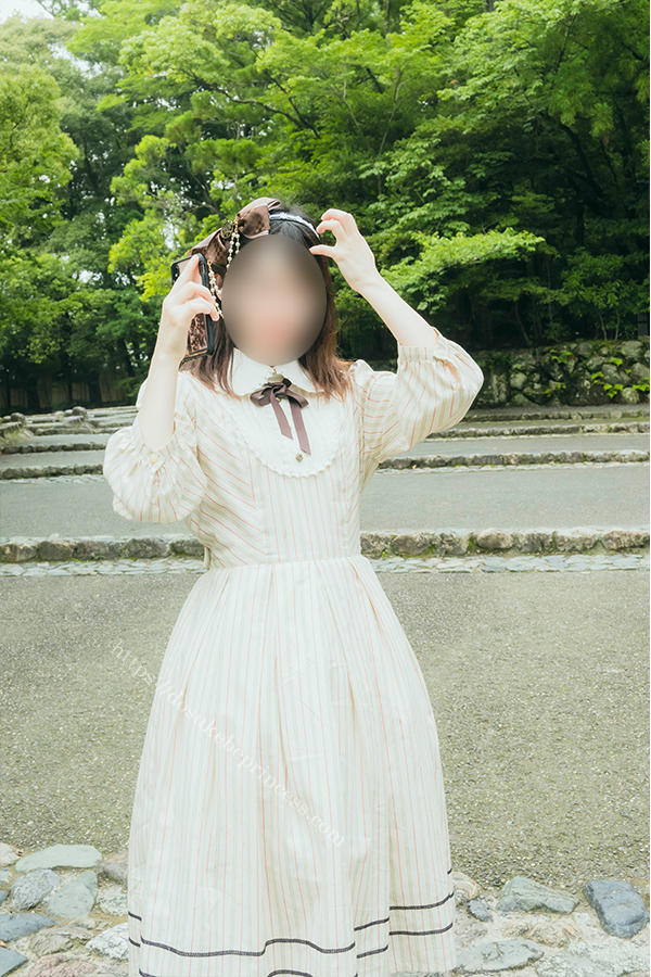 ロリータ服を着て伊勢神宮内宮を歩く女の子