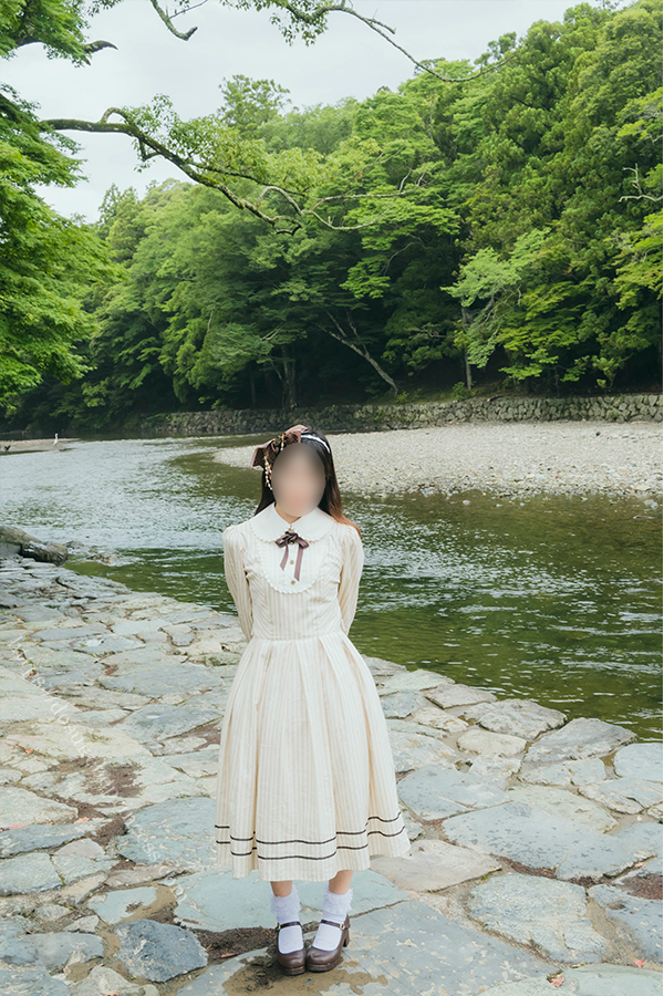 ロリータ服を着て伊勢神宮内宮を歩く女の子