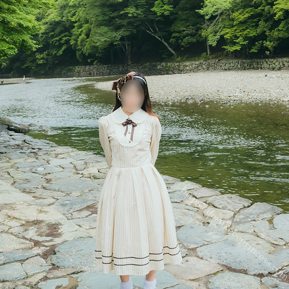 ロリータ服を着て伊勢神宮内宮を歩く女の子