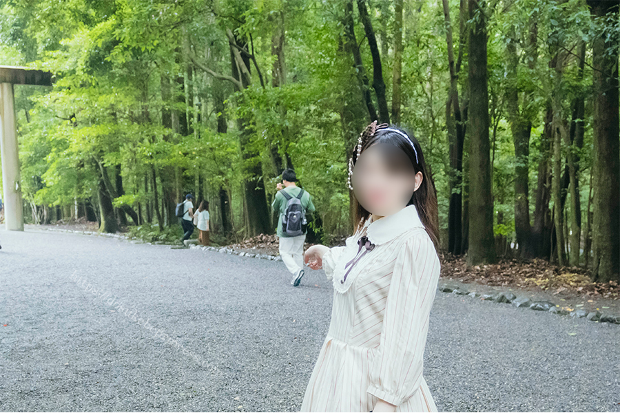 ロリータ服を着て伊勢神宮内宮を歩く女の子