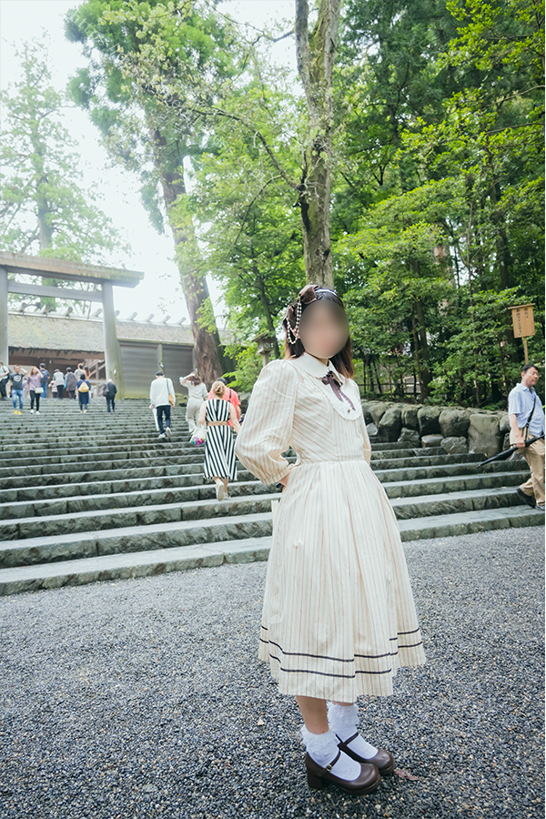 ロリータ服を着て伊勢神宮内宮を歩く女の子