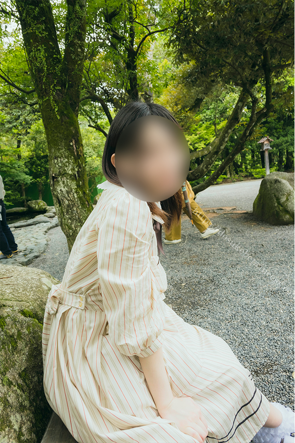 ロリータ服を着て伊勢神宮内宮を歩く女の子