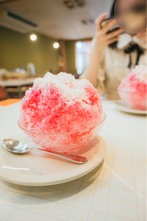 ロリータ服を着てかき氷を食べる女の子