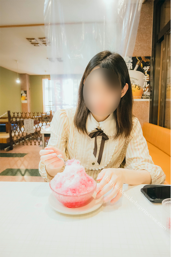 ロリータ服を着てかき氷を食べる女の子