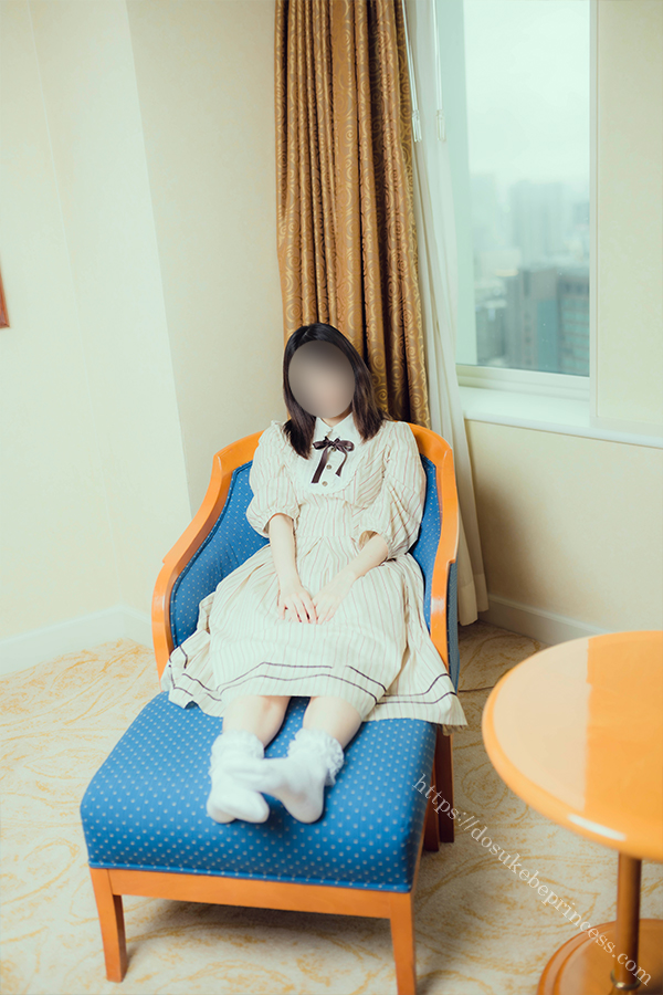 クラロリのロリータ服を着てポーズをとる女の子