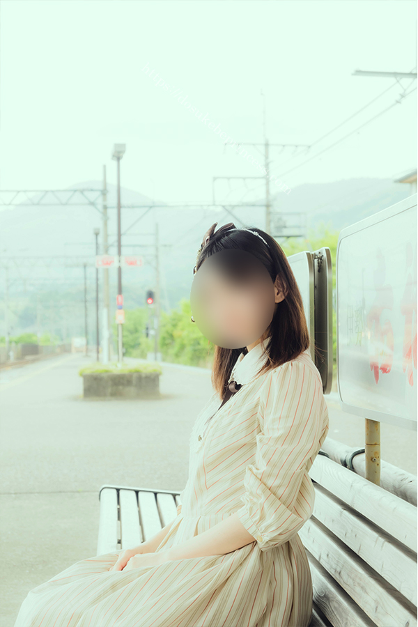 駅のホームのベンチに座るロリータ服の女の子