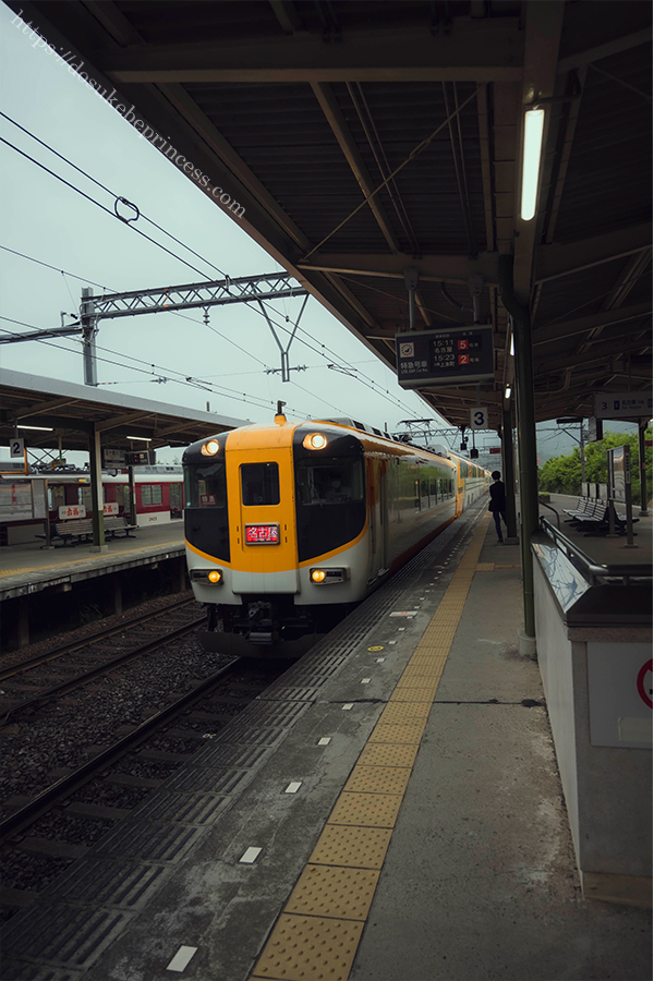 五十鈴川駅のホームに入ってくる特急列車