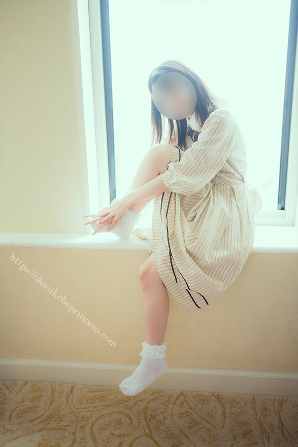 クラロリのロリータ服を着てポーズをとる女の子