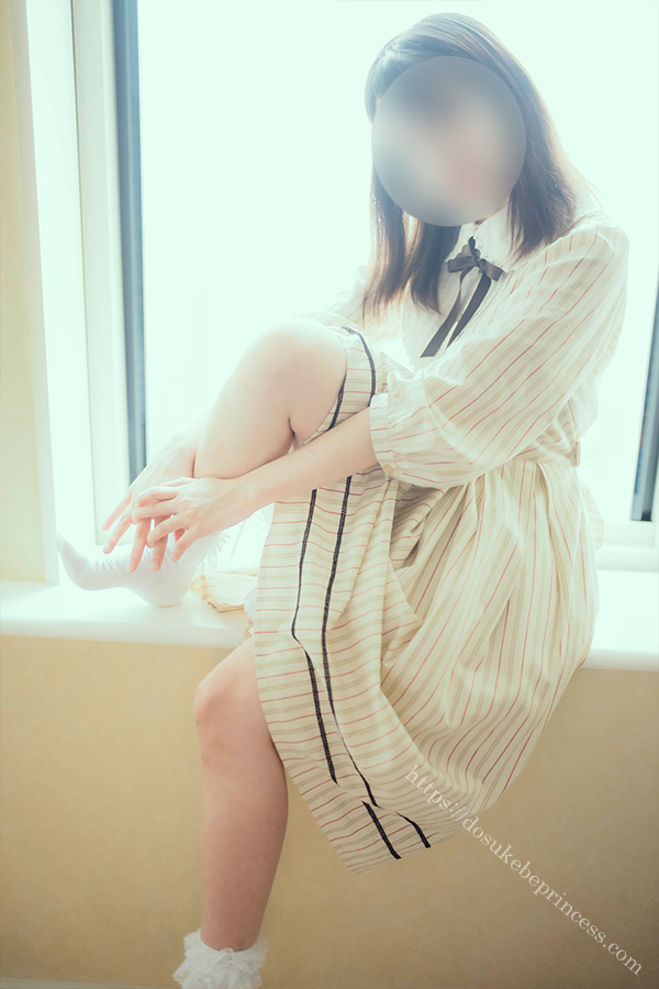 クラロリのロリータ服を着てポーズをとる女の子