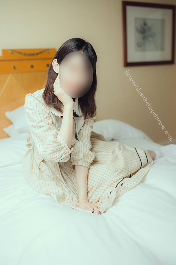 クラロリのロリータ服を着てポーズをとる女の子