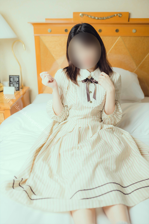 クラロリのロリータ服を着てポーズをとる女の子