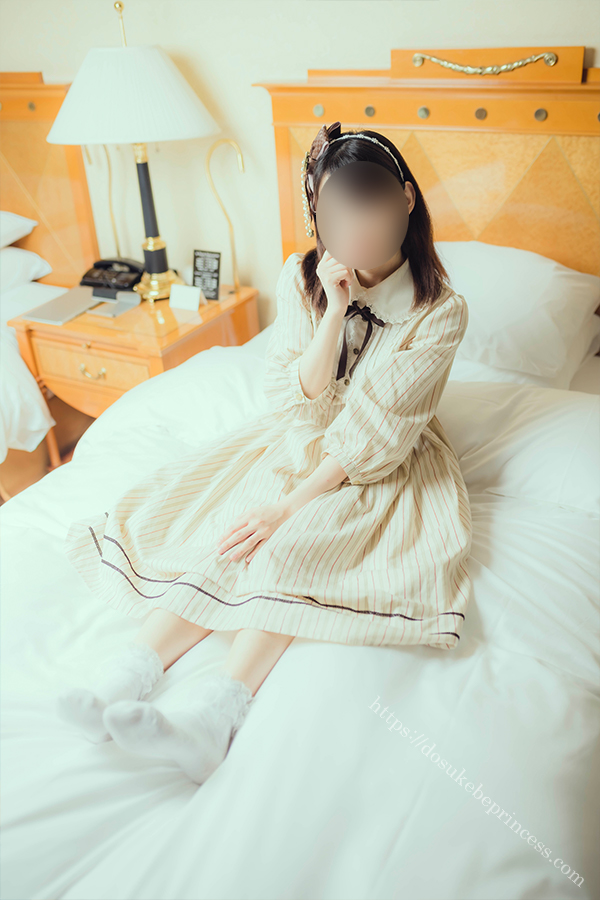 クラロリのロリータ服を着てポーズをとる女の子