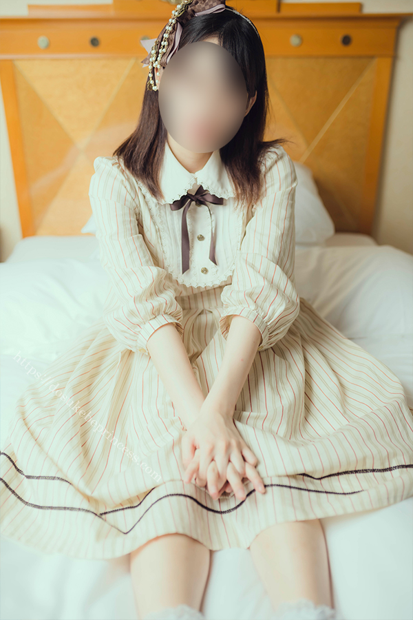 クラロリのロリータ服を着てポーズをとる女の子