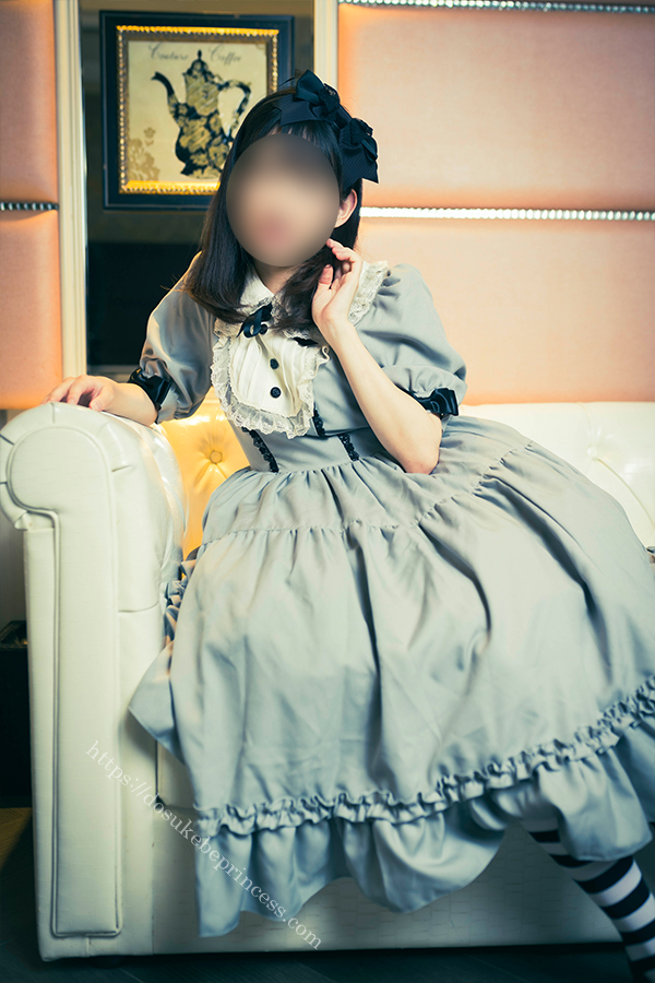 ロリータ服を着てポーズをとる女の子