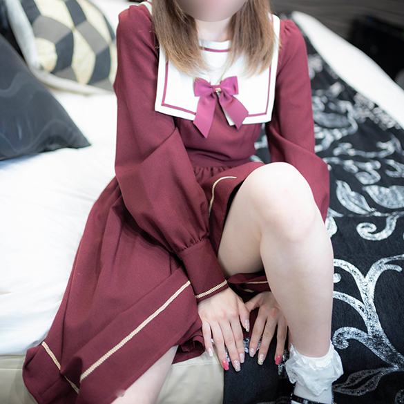 お嬢様風のロリータ服を着てポーズをとる女の子