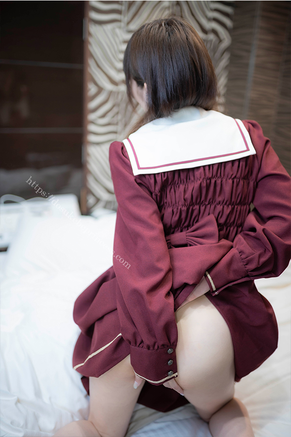 お嬢様風のロリータ服のスカートを捲ってお尻を見せる女の子
