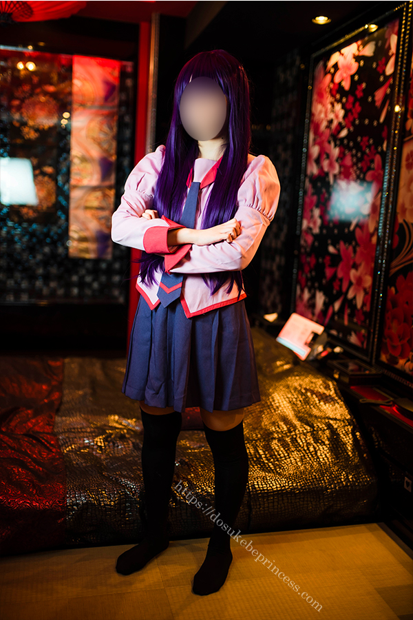 化物語戦場ヶ原ひたぎコスプレでポーズをとるコスプレイヤー