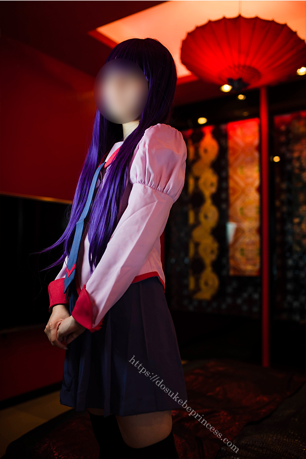 化物語戦場ヶ原ひたぎコスプレでポーズをとるコスプレイヤー