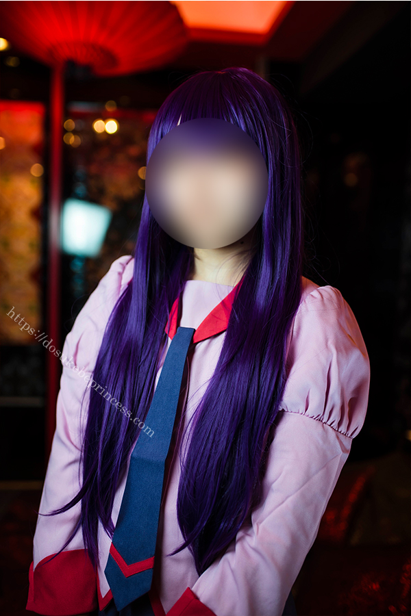化物語戦場ヶ原ひたぎコスプレでポーズをとるコスプレイヤー