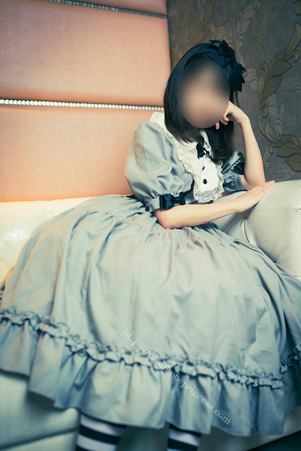ロリータ服を着てラブホのソファに座る女の子