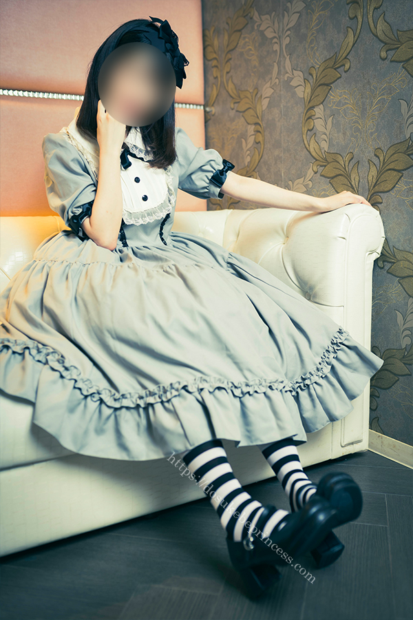 ロリータ服を着てラブホのソファに座る女の子