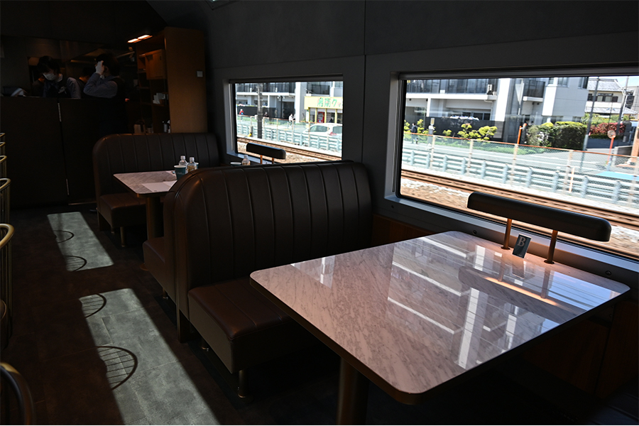 サフィール踊り子のカフェテリア テーブル席