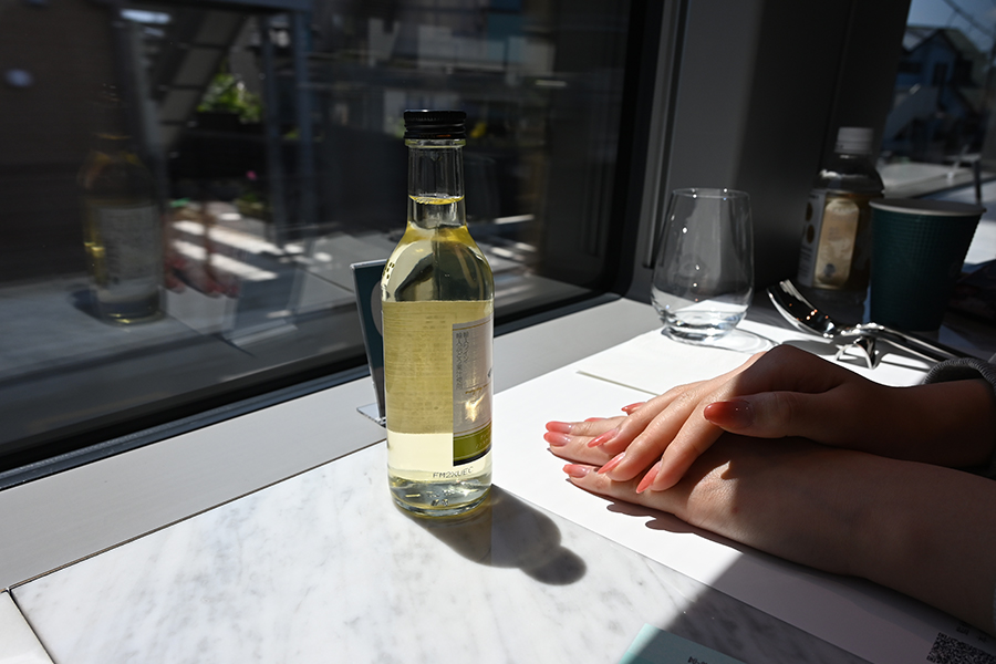 サフィール踊り子のカフェテリアで提供されるワイン