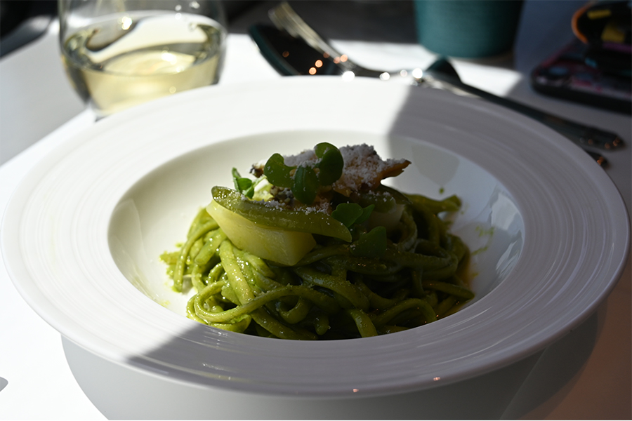 サフィール踊り子のカフェテリアで提供されるパスタ（ジェノベーゼ）
