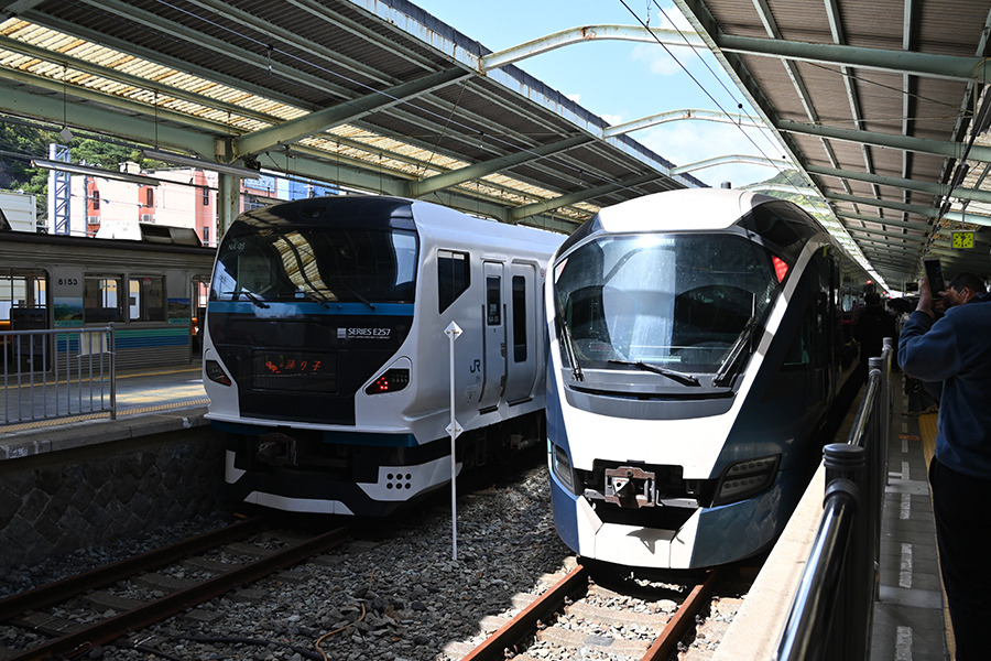 伊豆急下田駅のホームに並ぶサフィール踊り子と特急踊り子