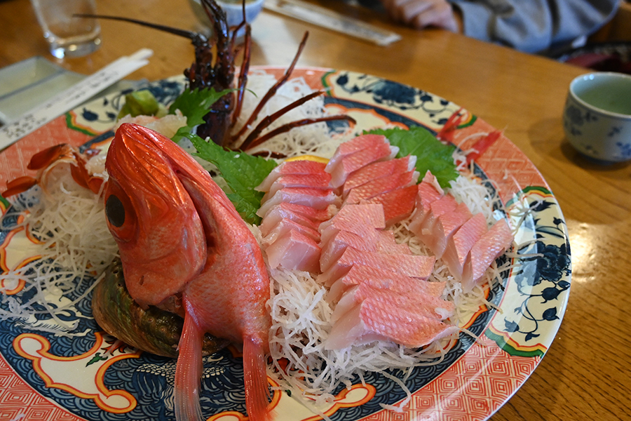 下田で金目鯛と伊勢エビを食べる