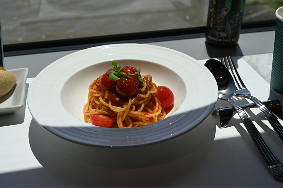 サフィール踊り子のカフェテリアで提供されるパスタ（トマト）