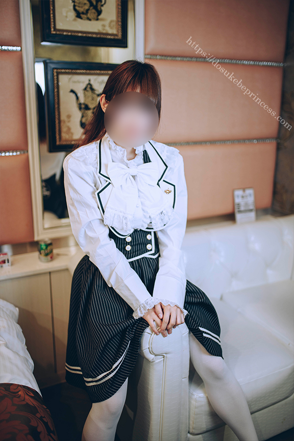 リボンのついた清楚な服を着てポーズをとる女の子
