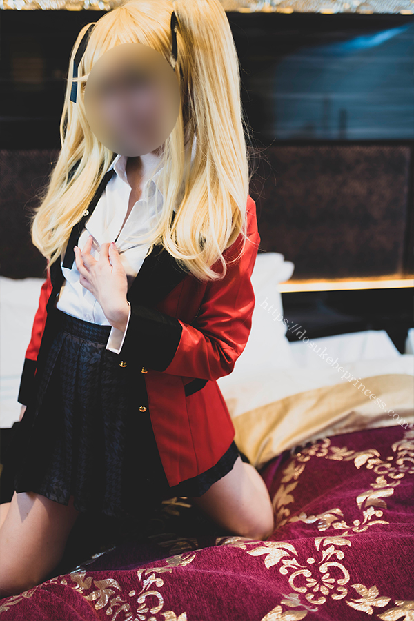 ラブホテルのベッド上で賭けグルイ早乙女芽亜里コスプレをするコスプレイヤー