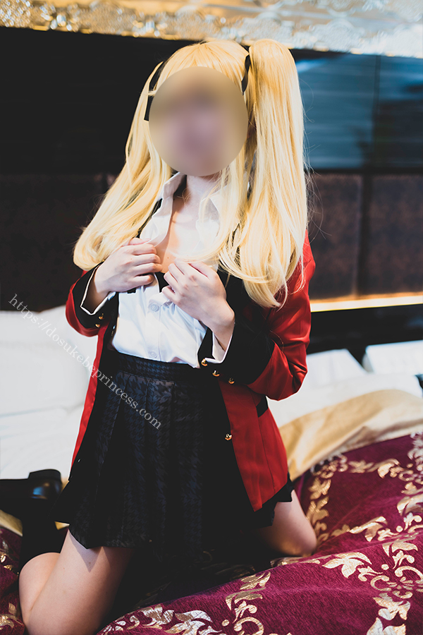 ラブホテルのベッド上で賭けグルイ早乙女芽亜里コスプレをするコスプレイヤー