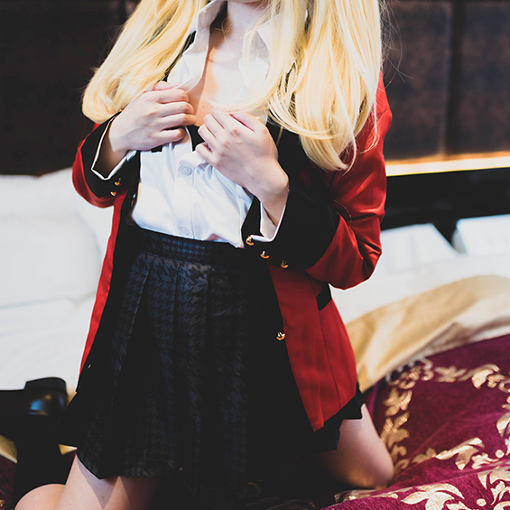 ラブホテルのベッド上で賭けグルイ早乙女芽亜里コスプレをするコスプレイヤー